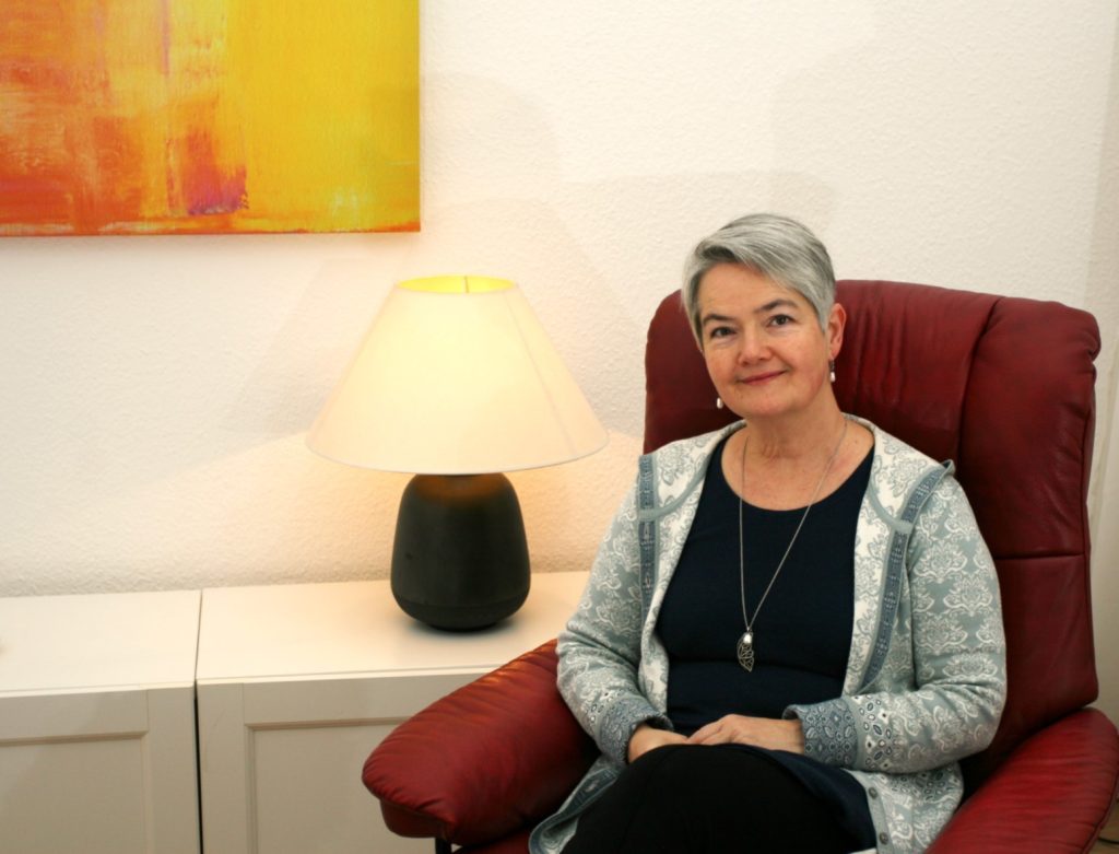 Dr. med. Uta Erle sitzt im Sessel im Behandlungsraum