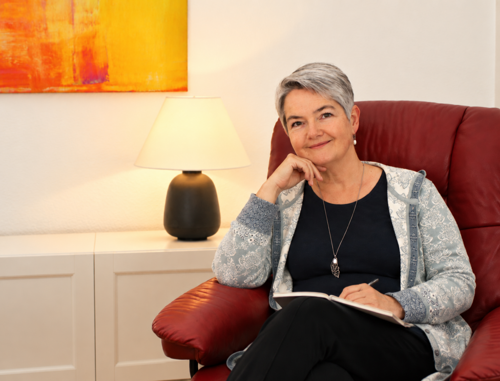 Frau Dr. Erle sitzt freundlich blickend im Sessel